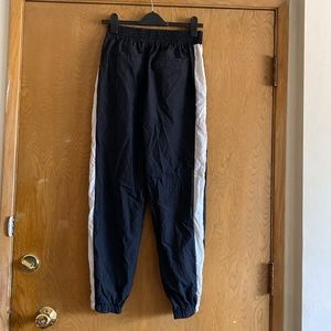 WOMENS FOREVER 21 NYLON BLACK SIDE STRIPED JOGGERS SIZE MEDIUM🖤🤍